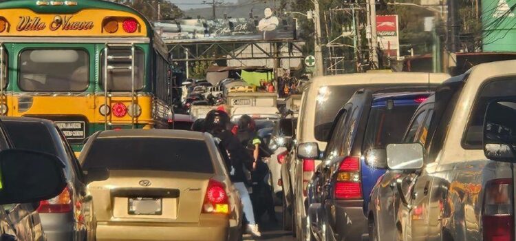 Percances viales generan caos vehicular en la ruta al Pacífico este viernes