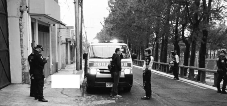 Localizan a un hombre sin vida en carril auxiliar del Periférico