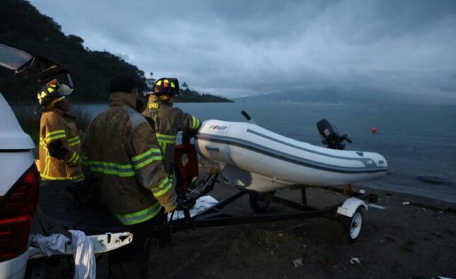 Continúa búsqueda de dos desaparecidos tras accidente aéreo en Atitlán
