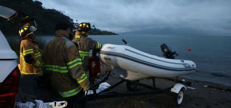 Continúa búsqueda de dos desaparecidos tras accidente aéreo en Atitlán