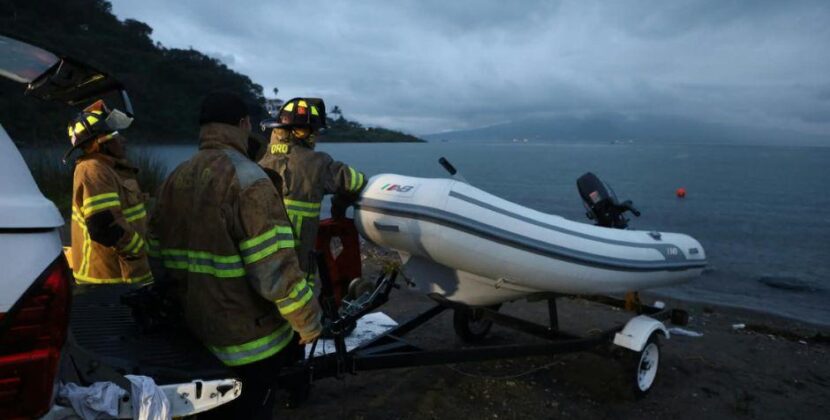 Continúa búsqueda de dos desaparecidos tras accidente aéreo en Atitlán