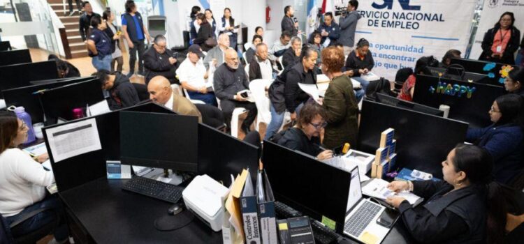 Feria de empleo en zona 1 ofrece 80 plazas para personas mayores
